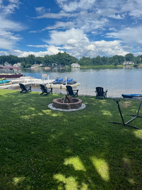 Cozy Lakefront cottage with firepit.