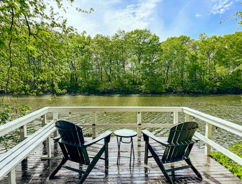 Waterfront, Dog & Family Friendly, Cozy Cottage