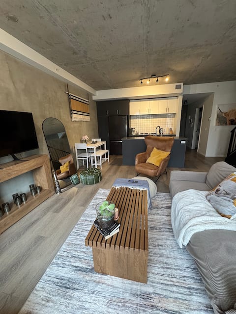 Popular Airbnb listing: Modern Spacious 2B 2.5B spacious town house in Bridgeland/Riverside