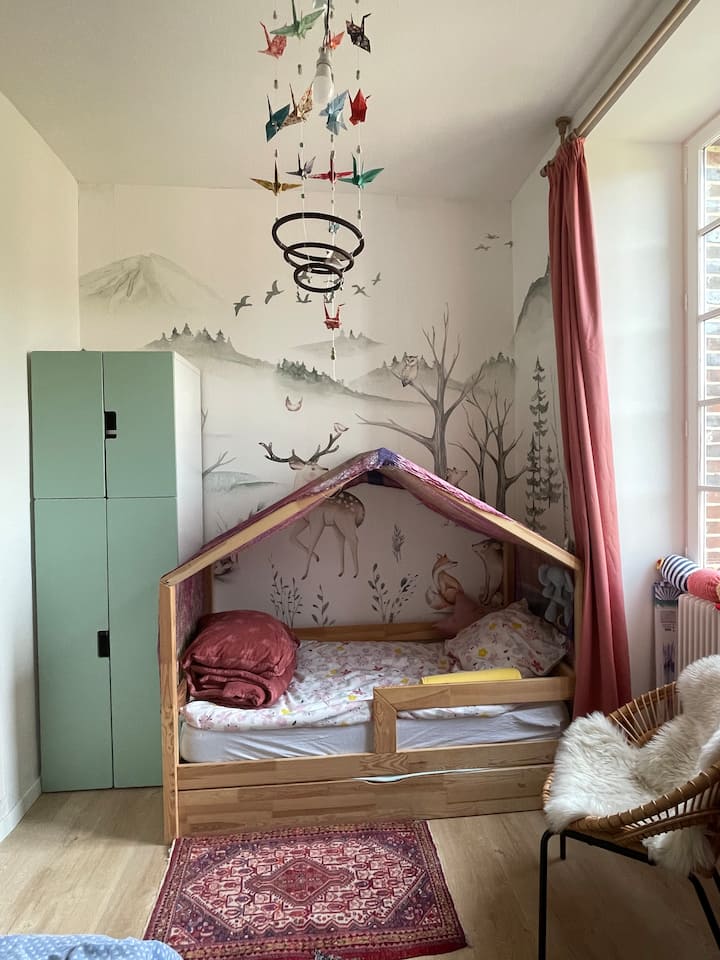 Dhomë fëmijësh me krevat në sirtar (flenë 2 fëmijë 180x60) dhe 1 krevat tek shtesë
