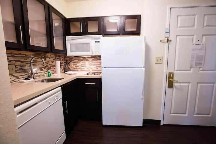Relax And Unwind! W/ Pool, Near Northside Lawn! - Austin, TX