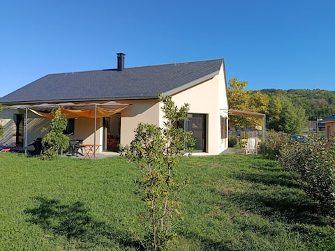 Single-story house with enclosed garden: 8 people