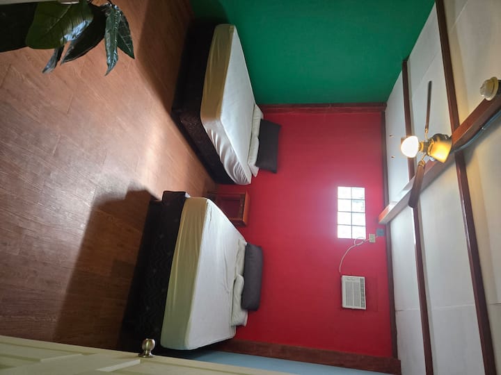  голяма спалня с две двойни легла  и  дрешник