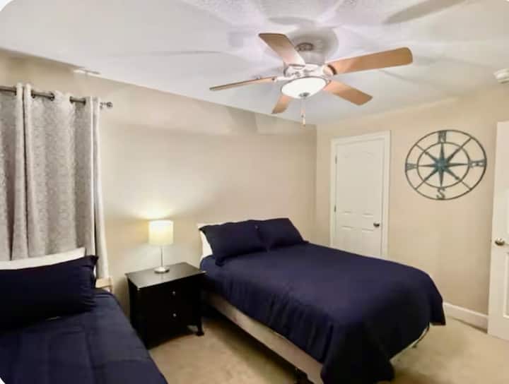 تحتوي غرفة النوم الثانية على سريرين مفردين وسرير مزدوج وخزانة ملابس وتلفزيون ذكي متصل بالكابل ومروحة سقف. 