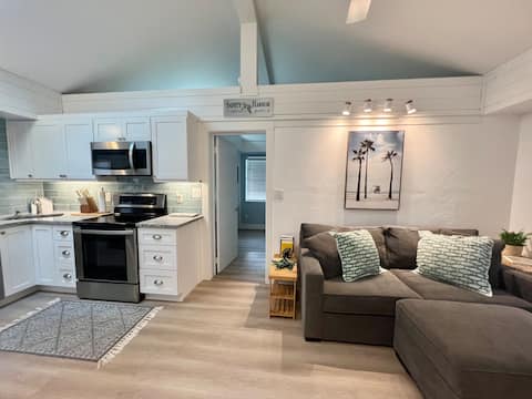 Popular Airbnb listing: "Sweet Harbor Cottage" Walk to Downtown in Safety Harbor