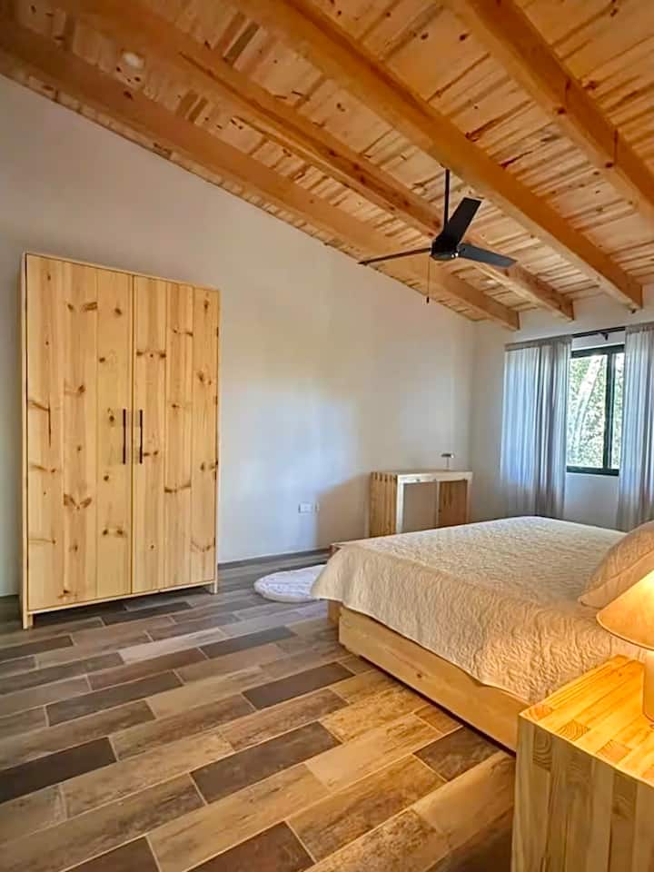 Kimbilio lako la asili: muundo safi, muundo mzuri na mazingira ambayo yanakualika ukate muunganisho.