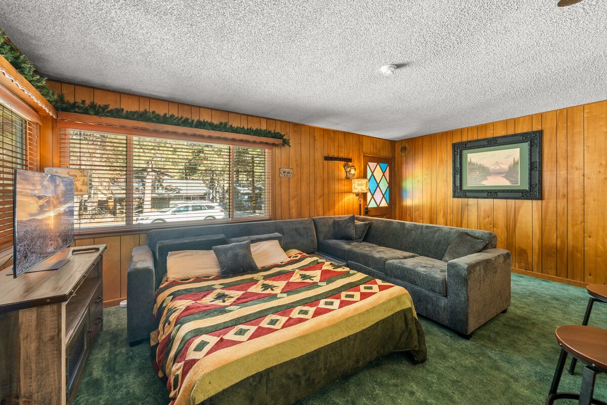 Successful Airbnb property: Affordable Cabin 2 Bedrooms Central heat & air in Big Bear City