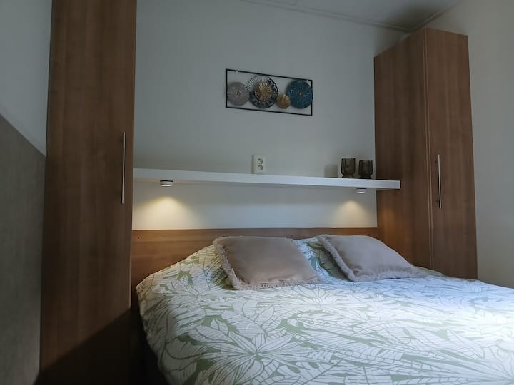 Двойно легло с нощна лампа