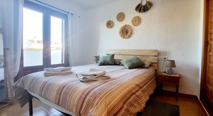 חדר שינה עם מיטת קווין סייז, מיזוג אוויר, ארונות מובנים וגישה למרפסת