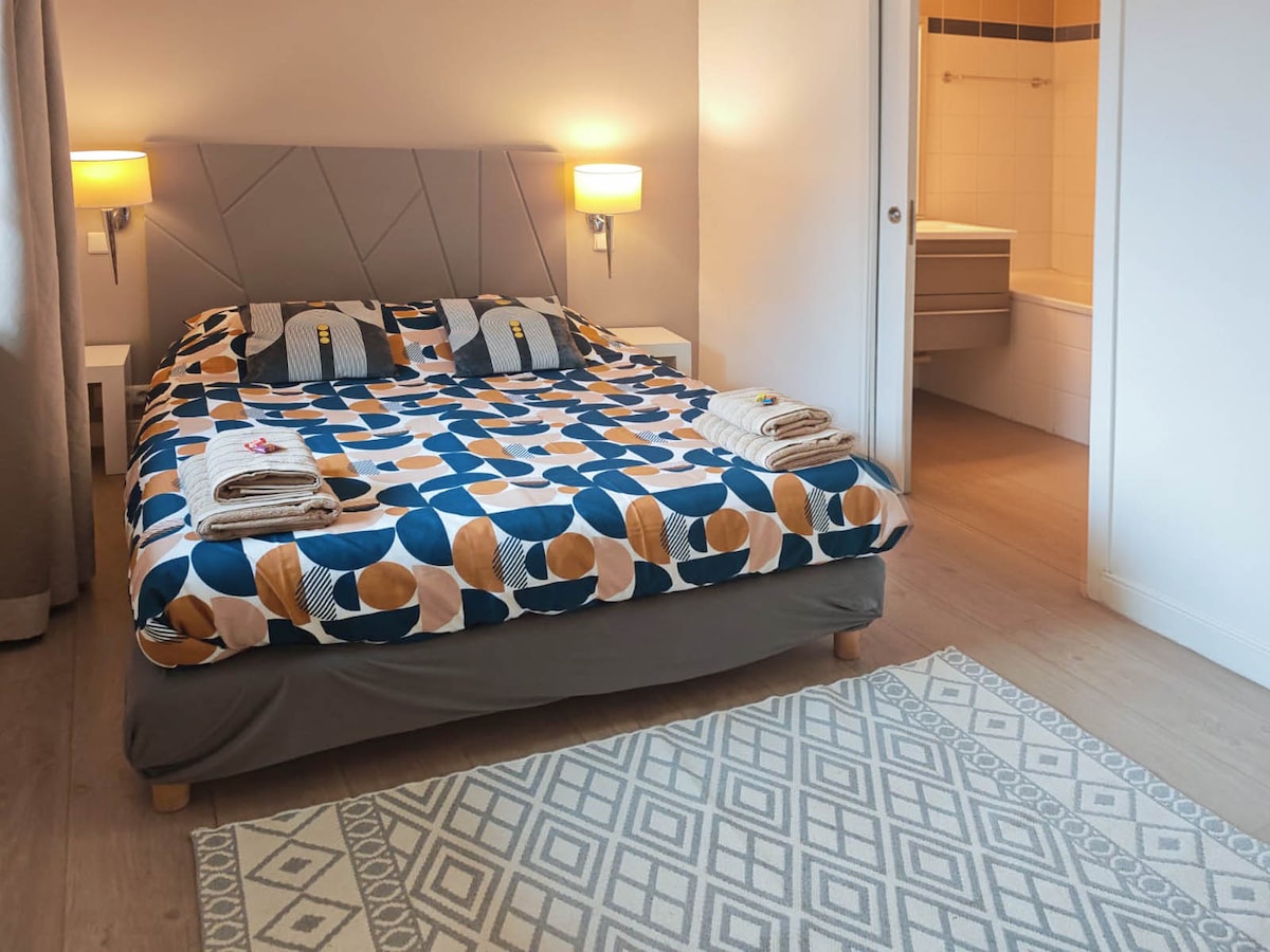 Una habitación amplia y relajante, pensada para un sueño reparador y despertares suaves.