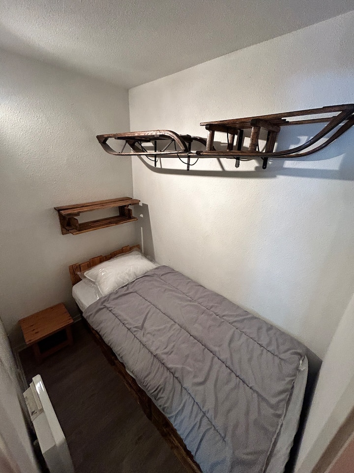 ห้องนอนพร้อมประตูปิดและเตียงเดี่ยวและการตกแต่งภูเขาขนาด 90x190 