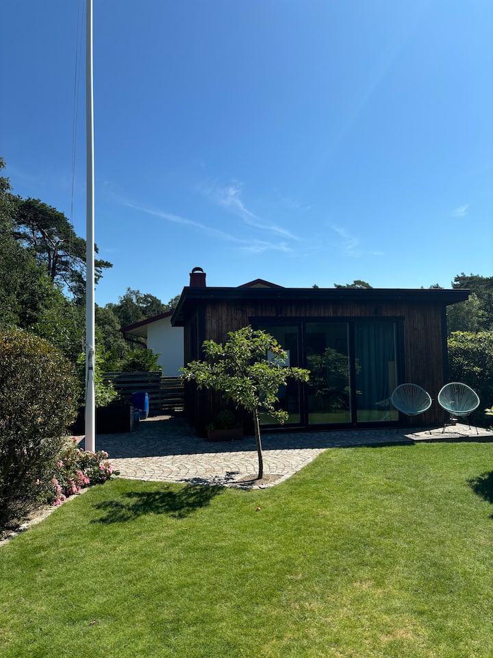 Magazinë e jashtme 15 m2 me divan krevat. Pompa e nxehtësisë së ajrit për ngrohje/AC.