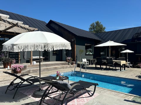 200-square-meter villa with pool & sauna, 250 meters to the beach