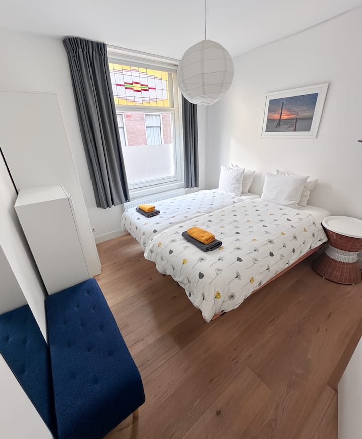 Slaapkamer 2.

Twee eenpersoonsbedden, kunnen samen worden geplaatst om een queensize bed te maken of als twee eenpersoonsbedden te plaatsen.