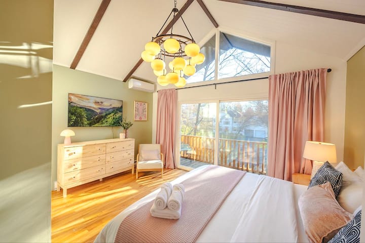The bedroom full of sunlight, and the sunniest room at the house☀️