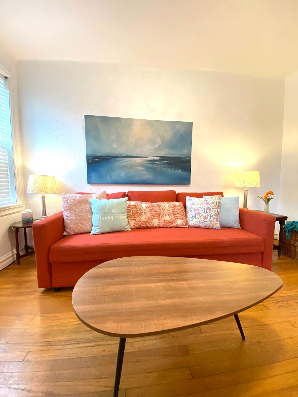 Კომფორტი მოსახერხებელია ამ მიმზიდველ გამოსაწევ დივანში. Იდეალურია მყუდრო ძილისთვის ან დღისით დასასვენებლად.