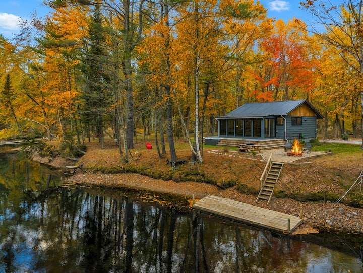 LUX Designer Private Waterfront Hot Tub - Secluded