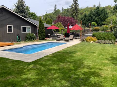 In Town of Rogue River. Home with Pool and Hot tub