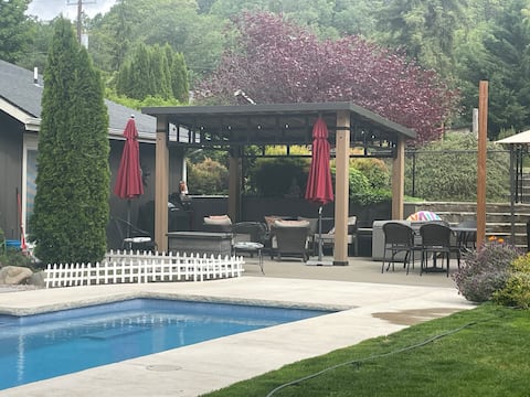 In Town of Rogue River. Home with Pool and Hot tub