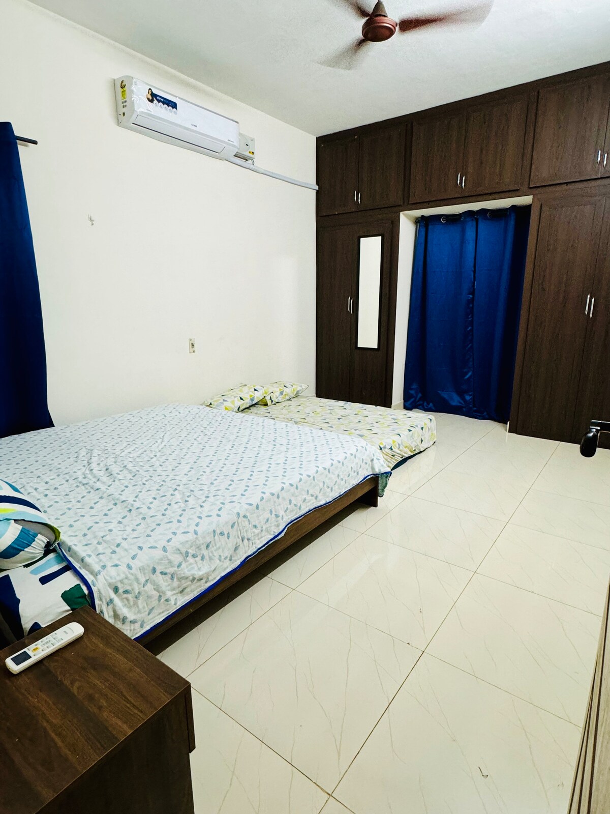 Hlavná spálňa na hlavnom poschodí s klimatizáciou a prístelkou 