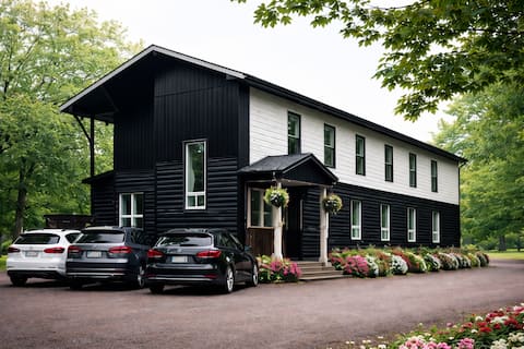 Big Giant Lodge | 32+ people | Spa, Lake & Karaoke