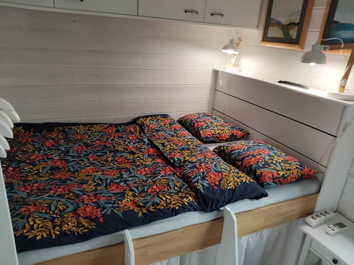 La cama es tamaño queen, 140 cm de ancho, 200 cm de largo.