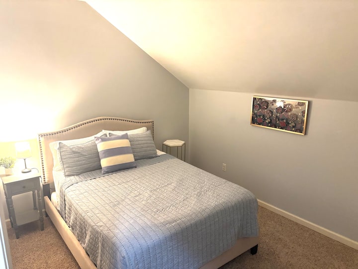 **UPSTAIRS UNIT- ADD ON UNIT ONLY
Bedrooms 4 & 5 are located upstairs in this home. With an additional full bathroom for larger families and friend groups with weddings. 
—Additional cost to have access to upstairs unit. Unit has a door code. 