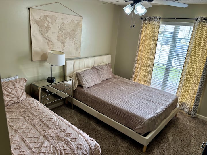 1 Queen Bed
1 Single