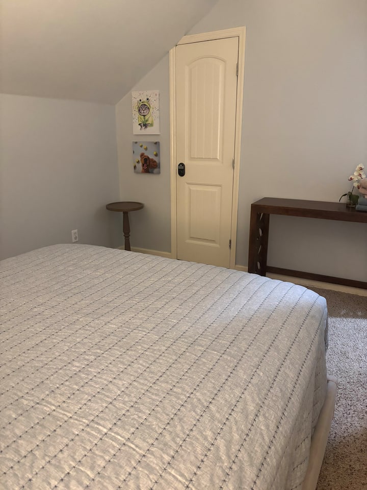 **UPSTAIRS UNIT
-Bedrooms 4 & 5 are located upstairs in this home. 
-Additional full bathroom for larger families and friend groups with weddings. 
—Additional cost to have access to upstairs unit. Unit has a door code.