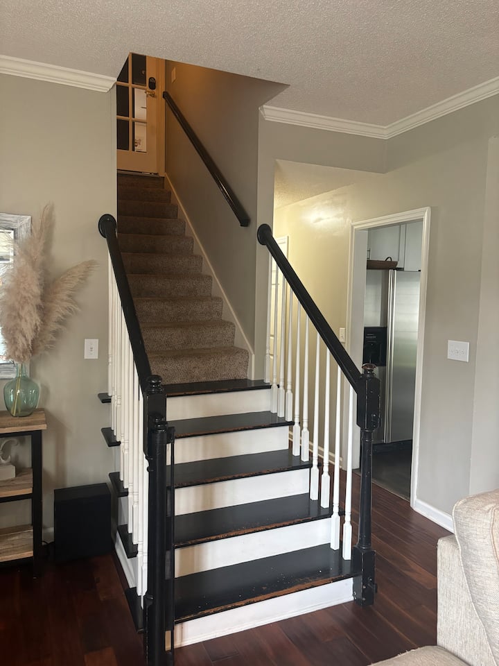 - UPSTAIRS UNIT- ADD ON UNIT 
Bedrooms 4 & 5 are located upstairs in this home. With an additional full bathroom for larger families and friend groups with weddings. 
Please reach out to us about the additional cost to have access to upstairs unit
