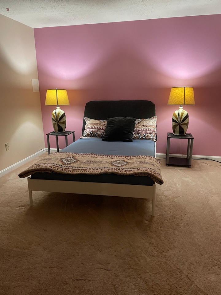 Cama de tamaño completo con un tocador grande para uso de los huéspedes.