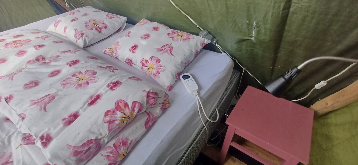 Kitanda kina upana wa 180 na kina starehe sana. Godoro lina joto la umeme.