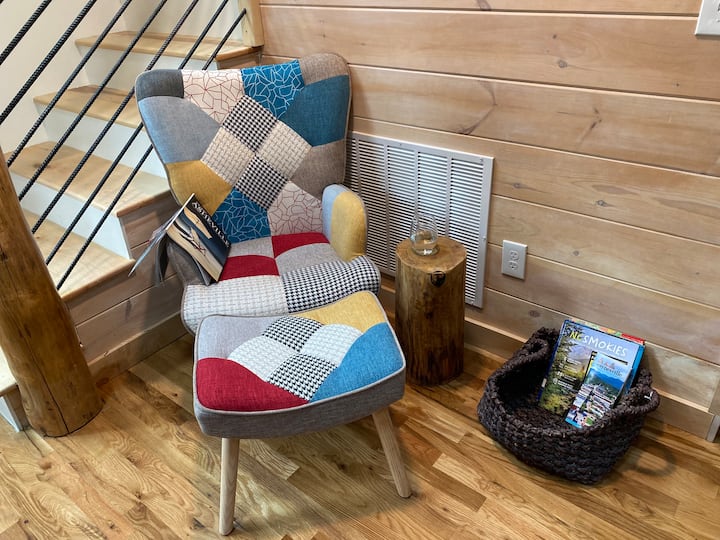 มุมอ่านหนังสือที่สะดวกสบายเรามีนิตยสารและคู่มือการเดินทางมากมายที่จะนำคุณไปสู่การผจญภัยครั้งต่อไปของคุณ 