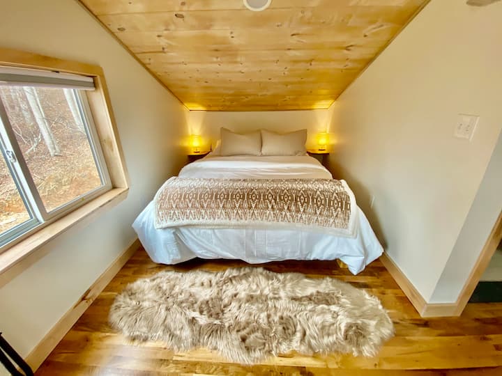 เพลิดเพลินกับการพักผ่อนอย่างเต็มที่บนเตียงขนาดควีนไซส์ในห้องใต้หลังคาแบบเปิดโล่งพร้อมที่นอนเมมโมรี่โฟมใหม่และเพลิดเพลินกับเสียงที่เงียบสงบของลำห้วย 