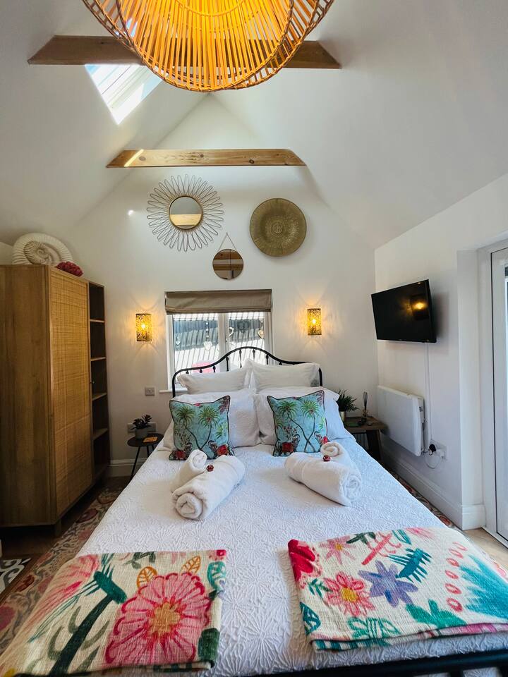 מצעים לבנים פריכים ומעוצבים להפליא... נווה המדבר הקטן שלכם לפרוש אליו!