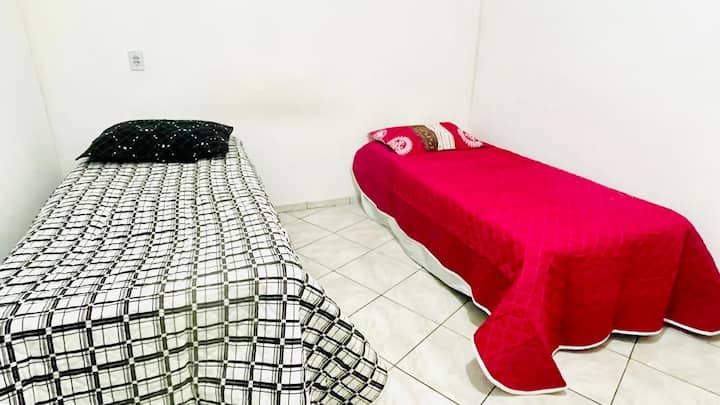 02 camas caja con colchón.
Ventilador de piso 