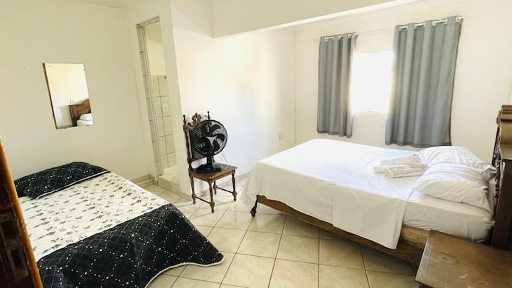 Dormitorio/suite: cama matrimonial con colchón ortopédico y caja de cama con colchón adjunto.
Ventilador del suelo 
