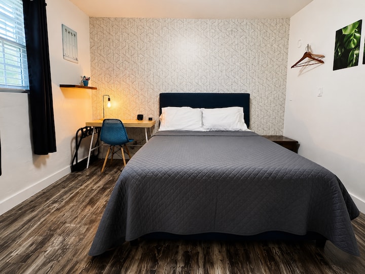 1️ Private W/ Workspace Near Airport & Wynwood - Miami, FL
