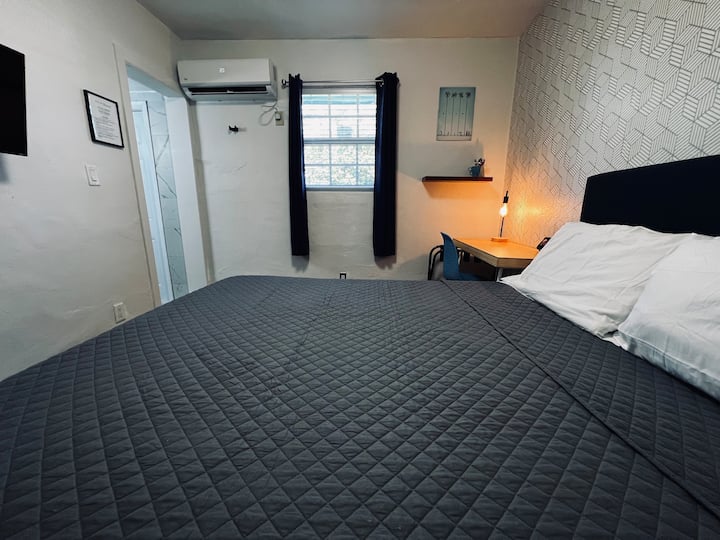 1️ Private W/ Workspace Near Airport & Wynwood - Miami, FL