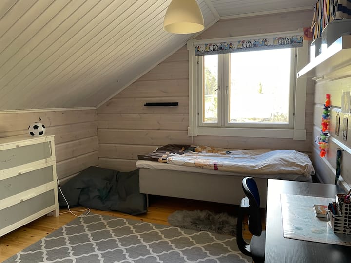 El segundo dormitorio para niños tiene dos camas separadas de 80 cm.