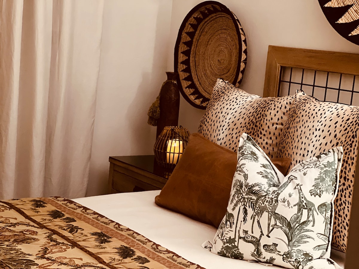 Druga spavaća soba za goste ima bračni krevet s ormarom te veliki noćni ormarić i komodu. Također ima osvijetljeni stropni ventilator s prigušivačem. Dijeli kupaonicu s WC-om i drugom spavaćom sobom za goste.