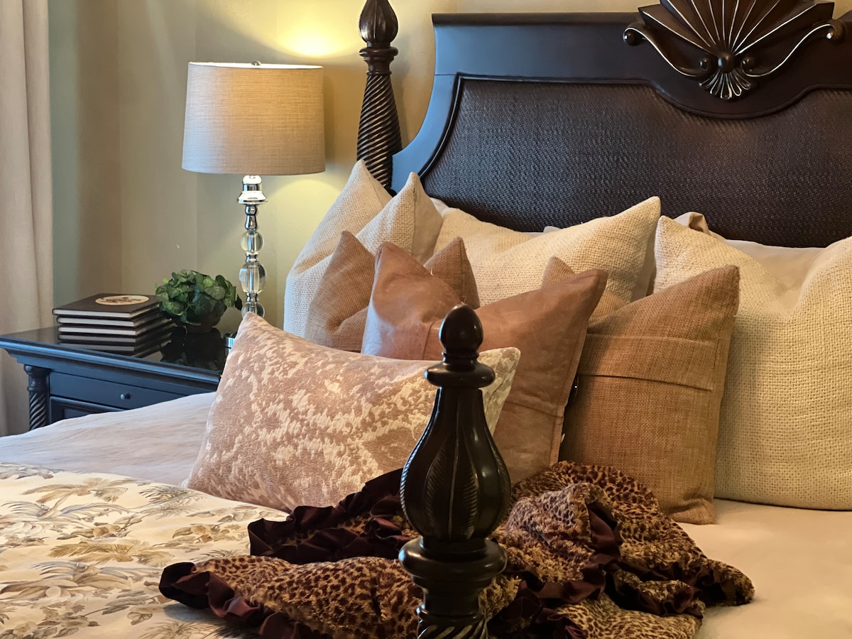 
Glavna spavaća soba ima veliki bračni krevet s kupaonicom u sklopu apartmana, ugradbenim ormarom i tuš-kabinom s dvije glave za tuširanje.