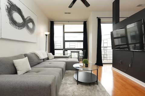 Top Airbnb: Spacious & Modern Condo in Uptown in First Ward