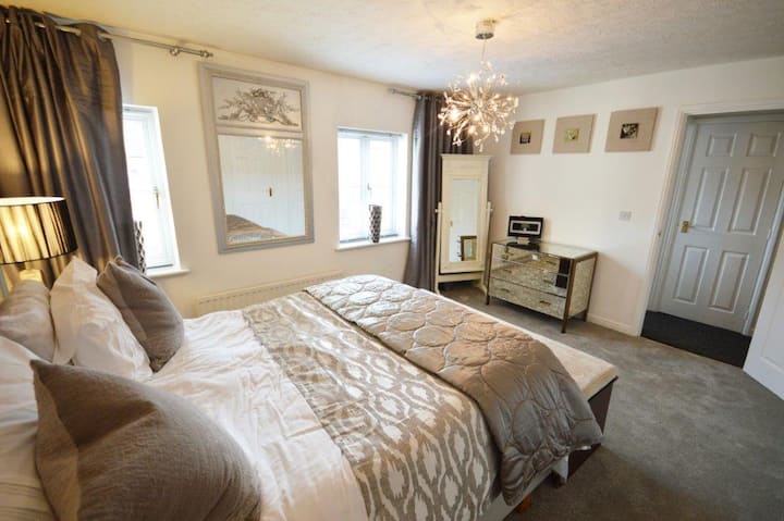 Nec Stunning Clean, Wi-fi. Private Parking. Pets - Solihull