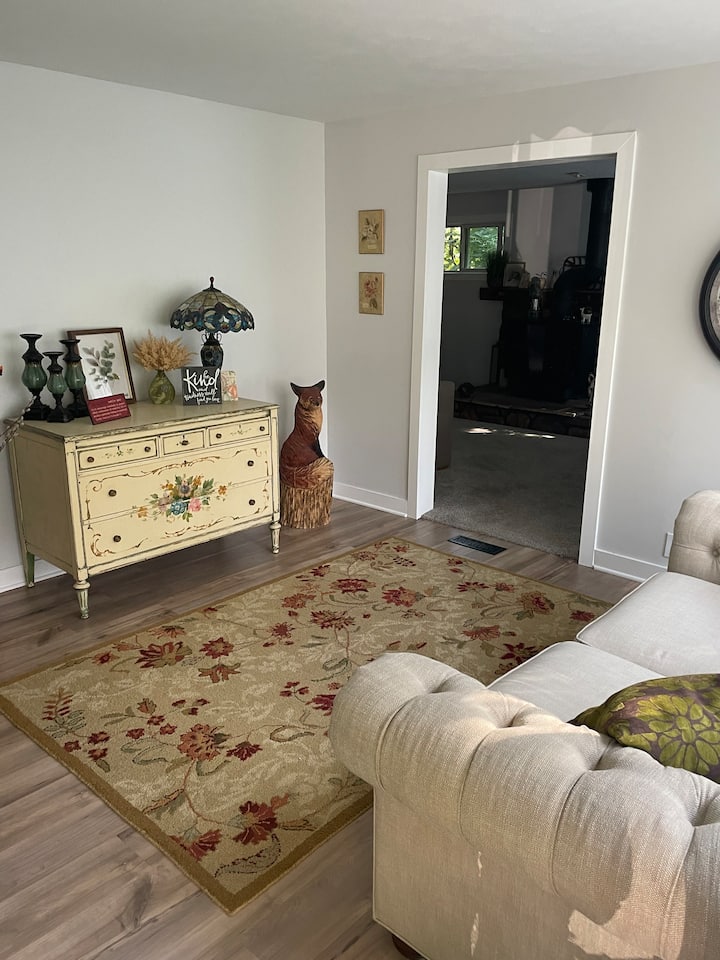 Cozy Getaway, 7 Miles From Notre Dame - Mishawaka, IN