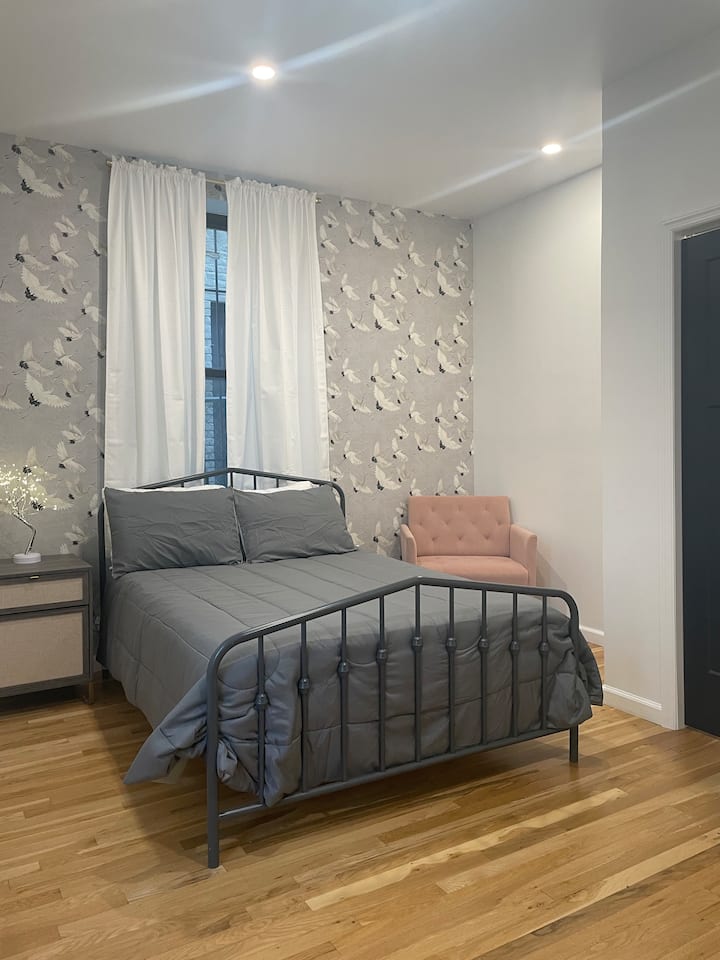 Птици в спалня от пера 