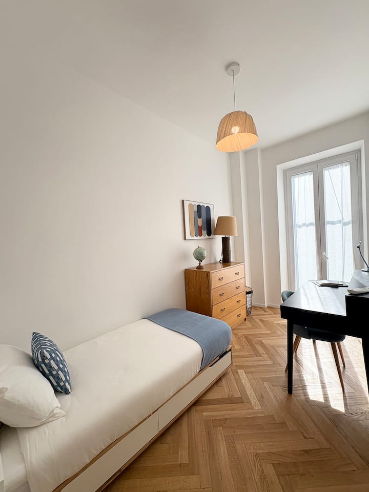 חדר שינה יחיד עם מרחב עבודה, Wi-Fi חזק, שפע של מקום אחסון עם שידה ומגירות מתחת למיטה, מרפסת פרטית, חלונות גדולים, תריסים כהים ויחידת מיזוג אוויר/חימום. 