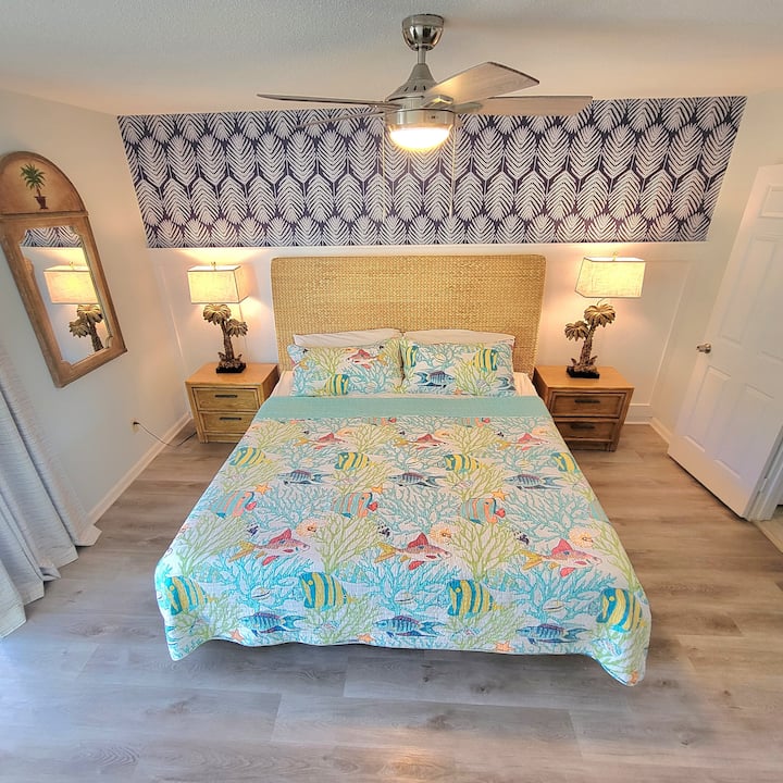 Kitanda aina ya King katika chumba kikubwa cha kulala kilicho na roshani yake ambayo ina mwonekano wa sehemu ya bahari!