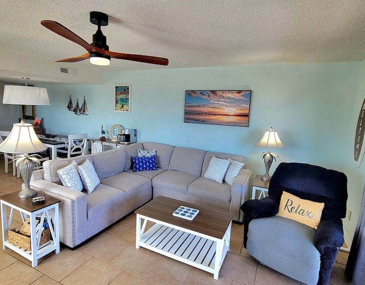 Pumzika kwenye mojawapo ya makochi mawili yenye starehe au ulale kwenye kiti cha kupumzikia. 