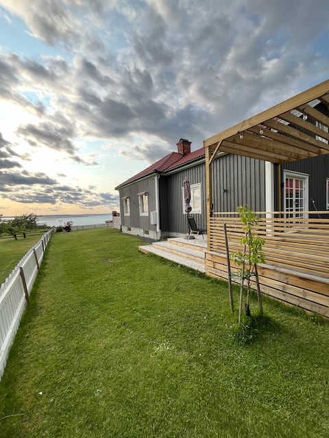 House in the countryside overlooking Lake Vättern